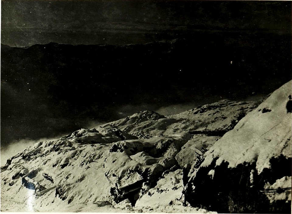 Toten Kuppe.Feindliche Stellungen Rombon.Stpkt, Küchenschlucht Batteriestellung (9-12.1916.) (BildID 15499231)