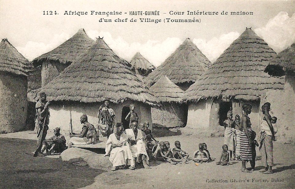 Toumanéa-Cour intérieure de maison d'un chef de village (Guinée)