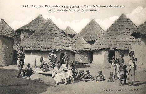 Toumanéa-Cour intérieure de maison d'un chef de village (Guinée)