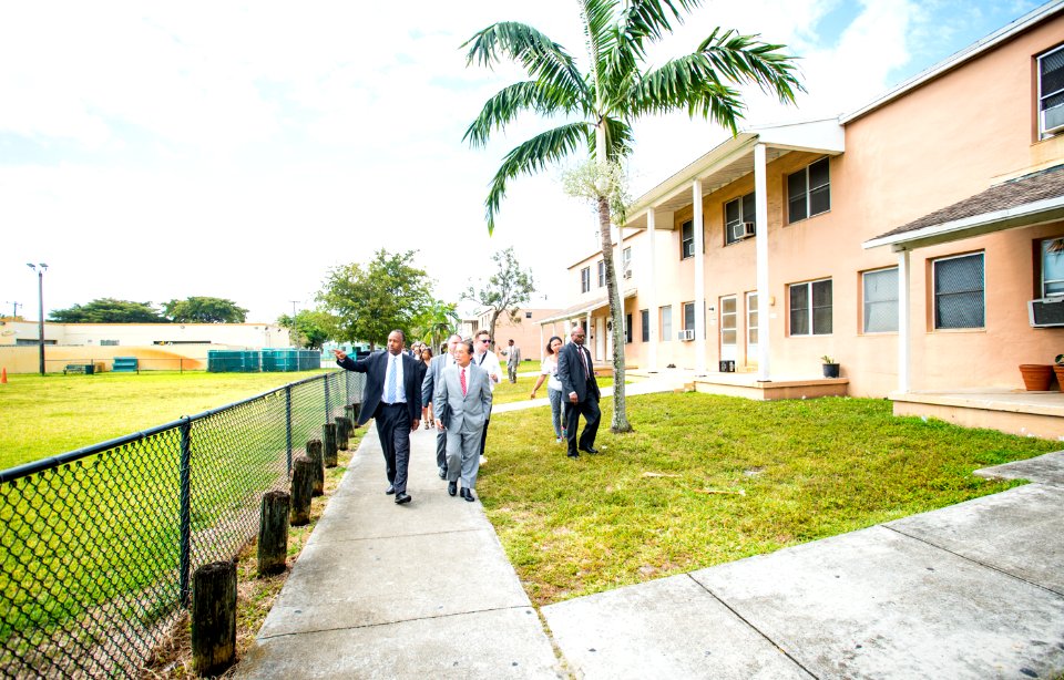 Tour of Liberty Square Miami, Florida (33231813154)