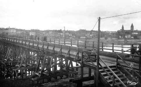 Tournus - passerelle en bois vers 1955 - vue vers l'abbaye