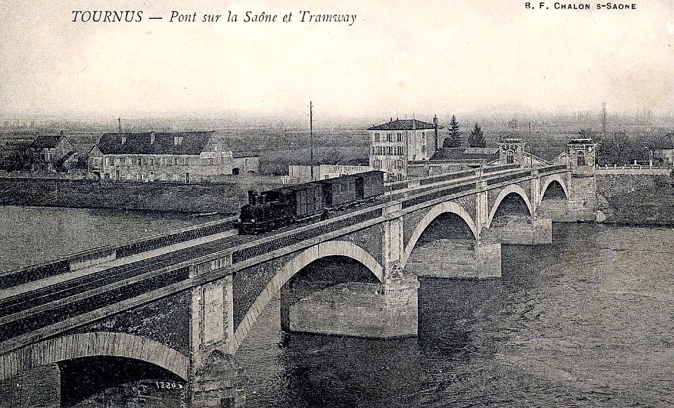 Tournus - Pont sur la Saône avec le tacot vers 1910 depuis rive droite