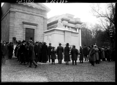 Toussaint au Père Lachaise (cénotaphe de la ville de Paris à la mémoire des soldats morts pour la France)