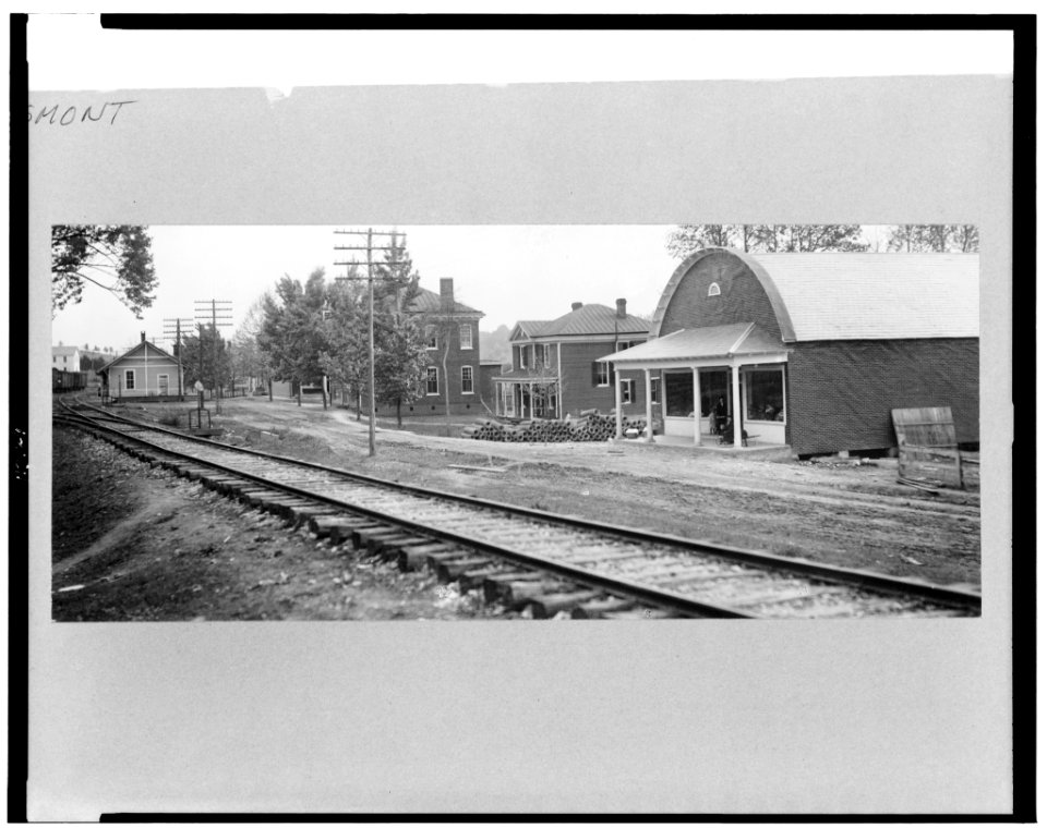 Town of Esmont, Virginia, with railroad tracks in foreground LCCN95507550