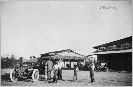 Townspeople of Ehrenburg, Ariz. Terr., greet a stranger in an automobile on his pioneer cross country tour. Saloon in ba - NARA - 513354