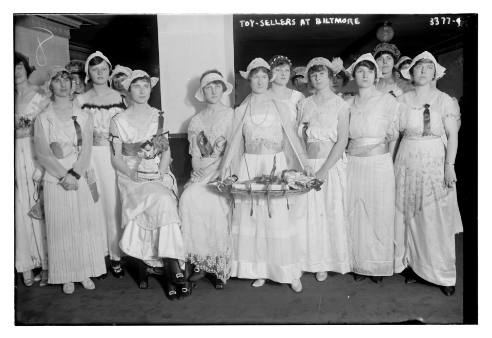 Toy sellers at Biltmore LCCN2014698402