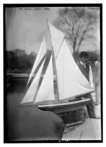 Toy yacht, Cent'l (Central) Park LCCN2014698899