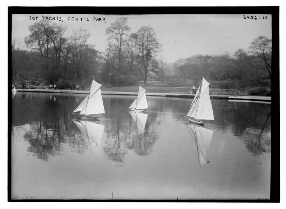 Toy yachts - Cent'l (Central) Park LCCN2014698903