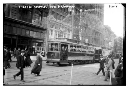 Traffic stopped, 34th & Broadway LCCN2014699928