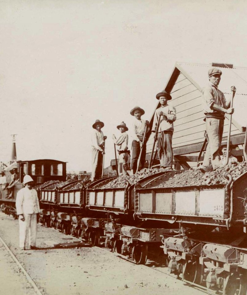 Train minier du pesage a Thio. Il s'agissait d'une locomotive Decauville 0-6-0TS sur une voie de 760 mm (SLN - 130 ans au service d'une vision industrielle durable - page 59)