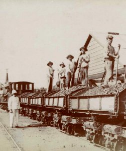 Train minier du pesage a Thio. Il s'agissait d'une locomotive Decauville 0-6-0TS sur une voie de 760 mm (SLN - 130 ans au service d'une vision industrielle durable - page 59)