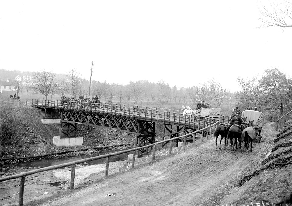 Train der Kavallerie passiert Brücke bei Neue Welt - CH-BAR - 3237791