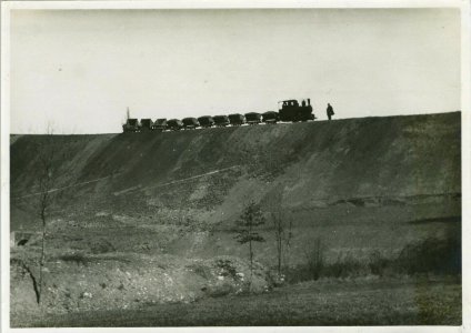 Train et wagons sur la crete de la mine - Locomotive Decauville