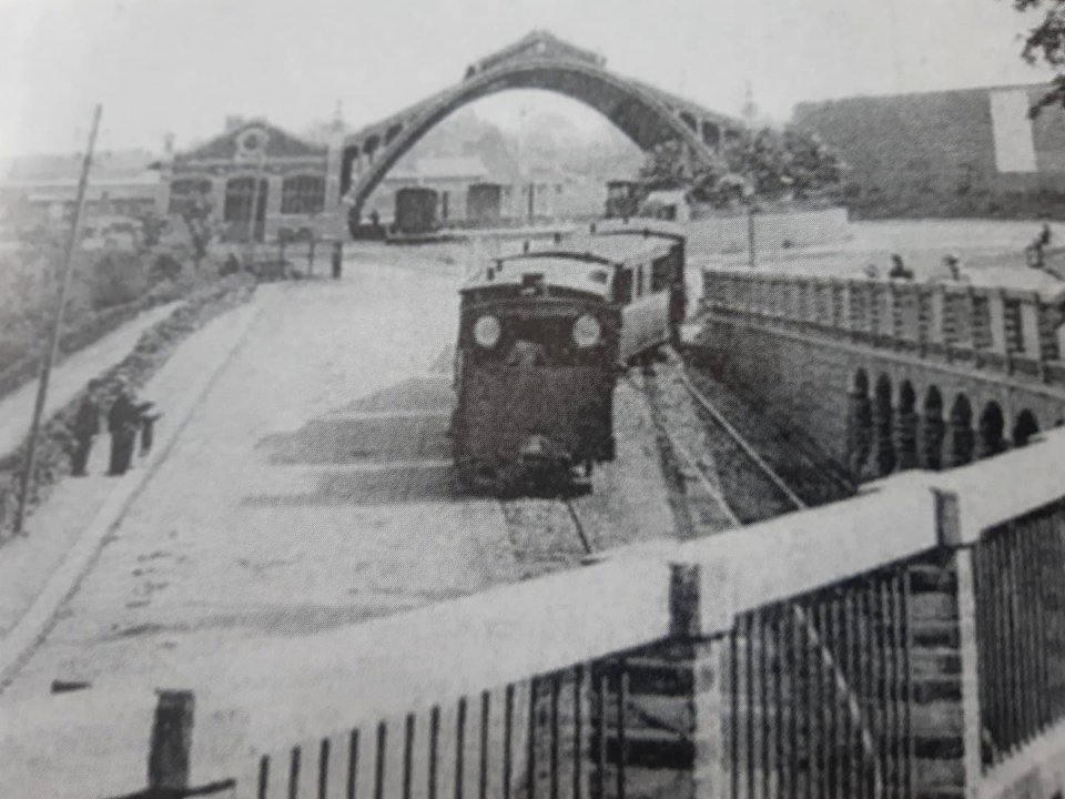 Train leaving Gare de St Brieuc