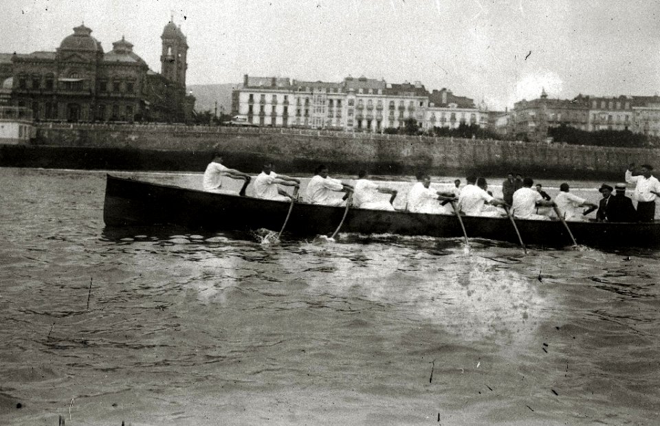 Traineras en la bahía de la Concha (5 de 5) - Fondo Car-Kutxa Fototeka