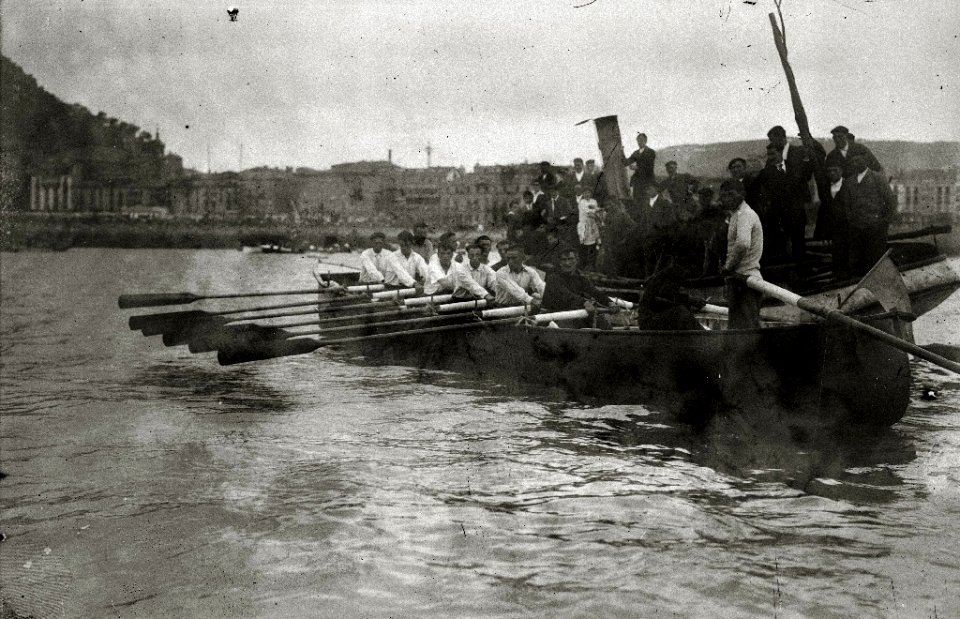 Traineras en la bahía de la Concha (2 de 5) - Fondo Car-Kutxa Fototeka