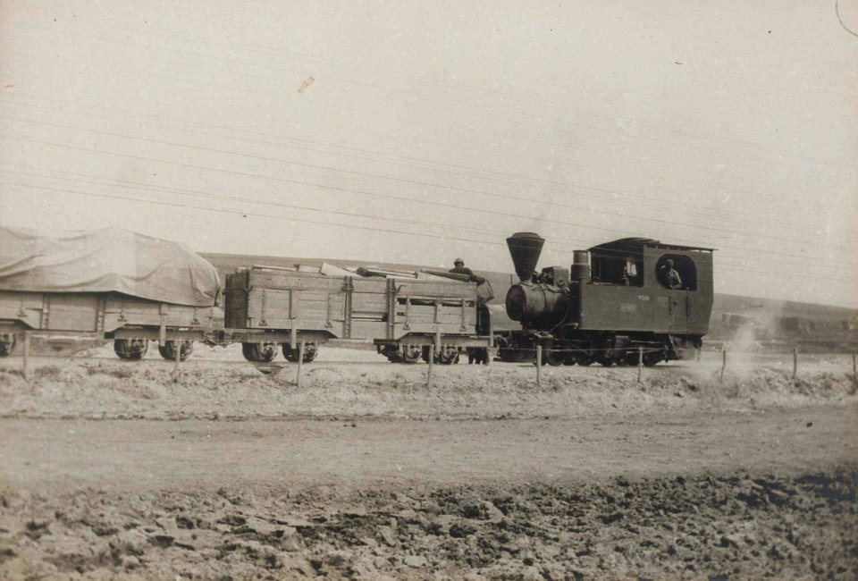 Train de matériel près d'Haudainville. Mallet Orenstein et Koppel 'LA FRANCE' (7150 de 1914), réquisitionnée à la société Rondant et Demenois. 1er août 1916 (Fonds Valois, BDIC)