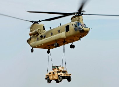 Training on the Flying Crane - 4th Combat Aviation Brigade Soldiers Perfect the Art of Chinook Sling Loads (cropped)