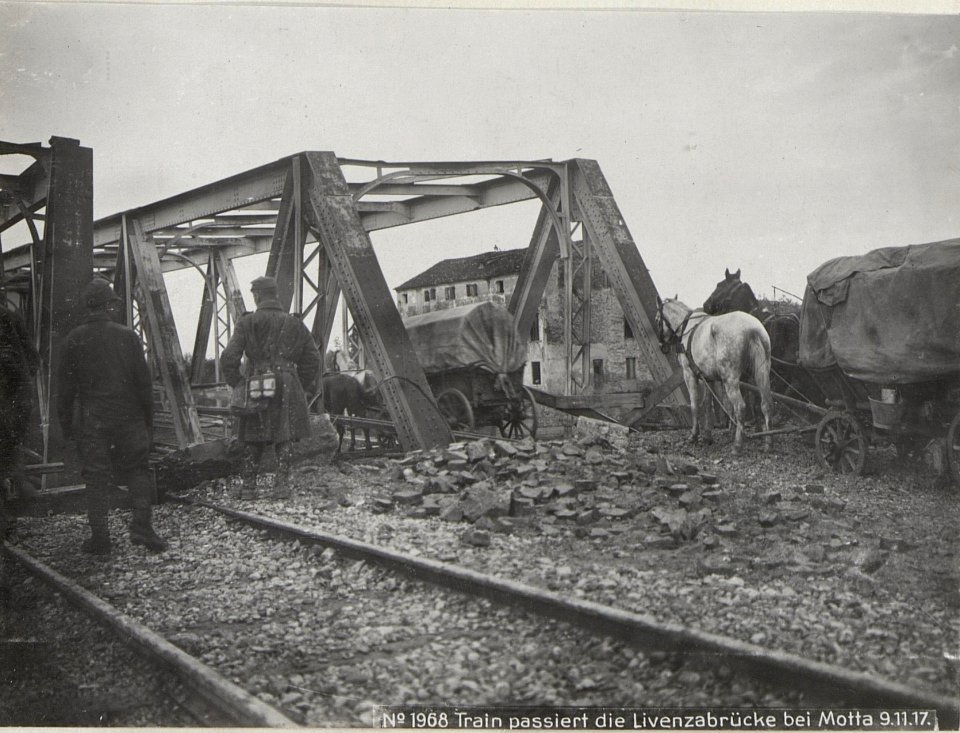 Train passiert die Livenzabrücke bei Motta 9.11.17. (BildID 15610603)