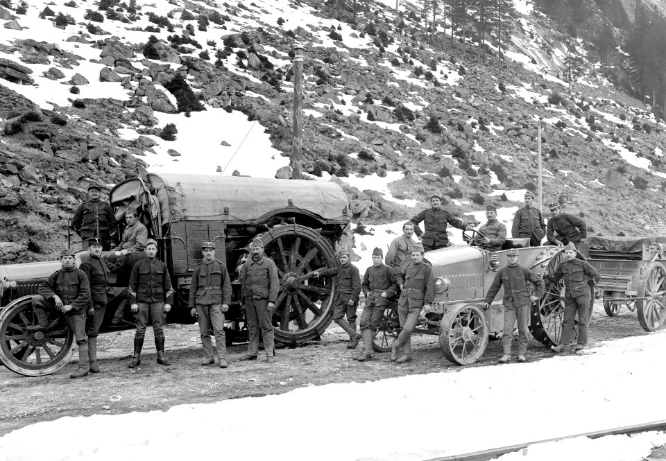 Traktor und Lastwagen mit Hilfsmannschaft auf Gotthardstrasse - CH-BAR - 3241116