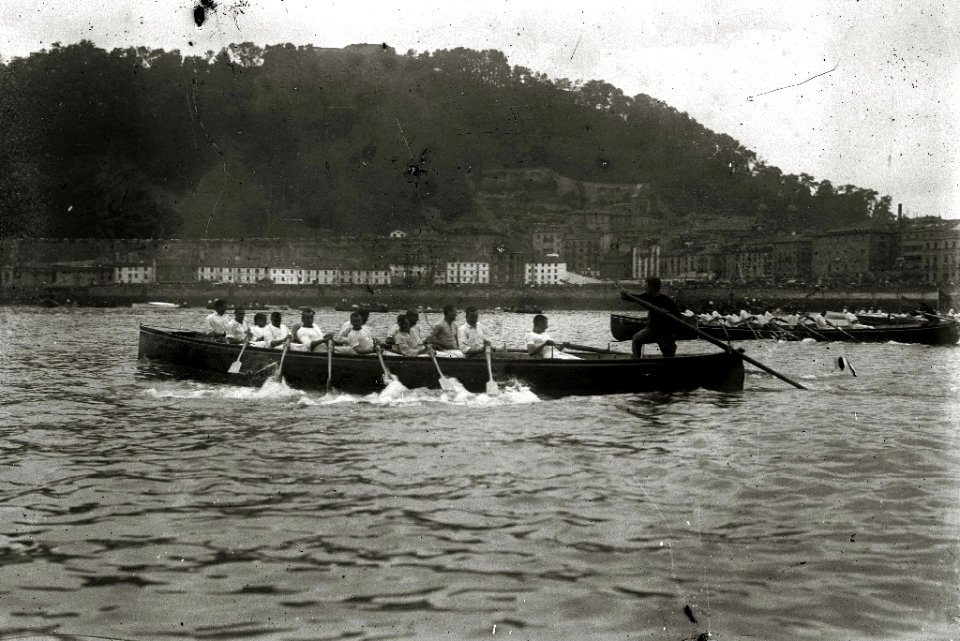 Traineras en la bahía de la Concha (3 de 5) - Fondo Car-Kutxa Fototeka