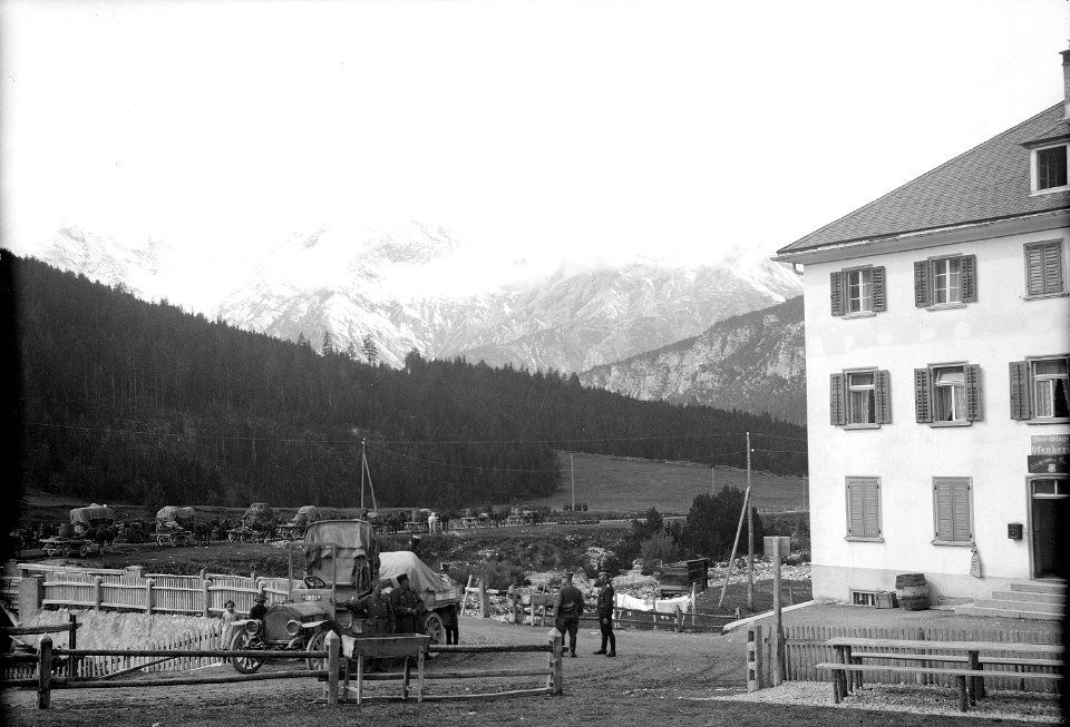 Trainkolonne auf dem Ofenberg, mit Lastwagen im Vordergrund - CH-BAR - 3237056