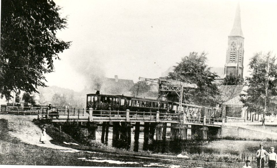 Tram op de brug over de oude ijssel