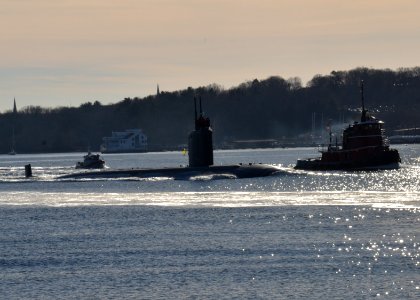 Transiting the Thames River 121206-N-TN558-014