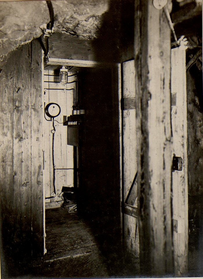 Transformatoren Station im Stollen Breth - Raibl 50 K.V.A. 5000 Volt auf 500 Volt Bahnbetrieb. Aufgenommen am 17.V.16. (BildID 15475769)