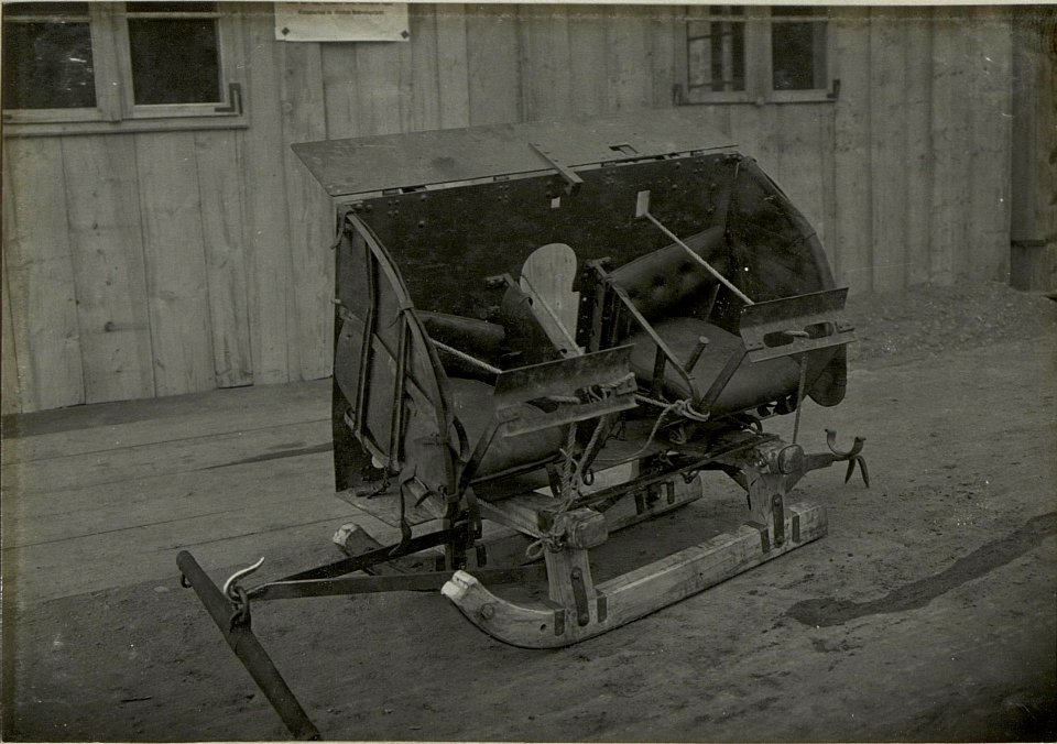 Transport eines 8 cm Feldgeschützes, zerlegt und auf Schlitten montiert. (BildID 15467899)