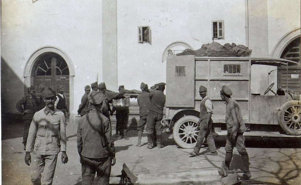 Transport eines Verwundeten Transportzuges (BildID 15598169)