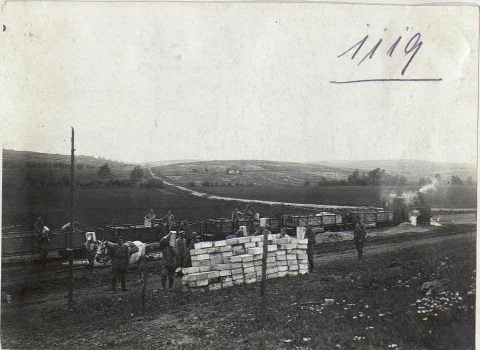 Transport von Eisenbetonsteinen auf der Förderbahn bei Kunaszow. (BildID 15729647)