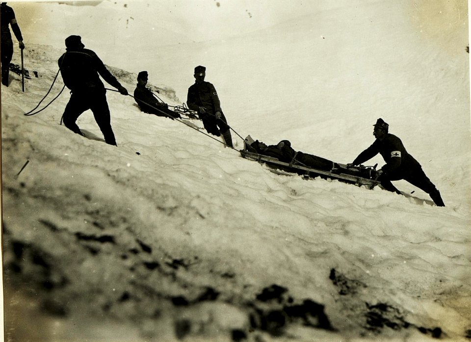 Transport mit dem Rettungsschlitten System Major Hülgerth. (2-5.1917.) (BildID 15500694)