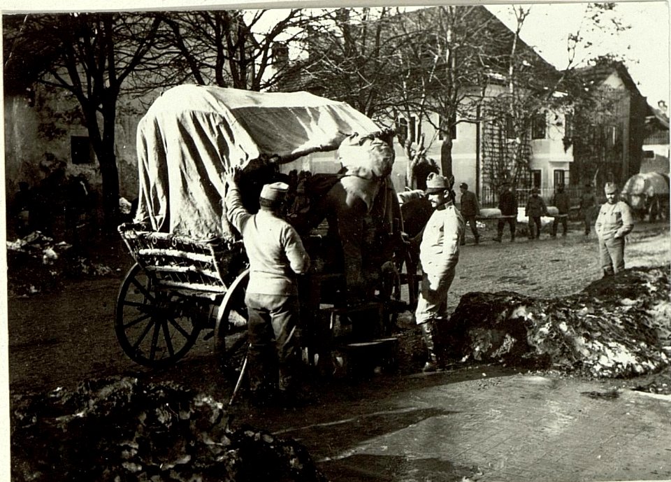 Transport Verwundeter in vierrädrigen landesüblichen Fuhrwerken (BildID 15463590)