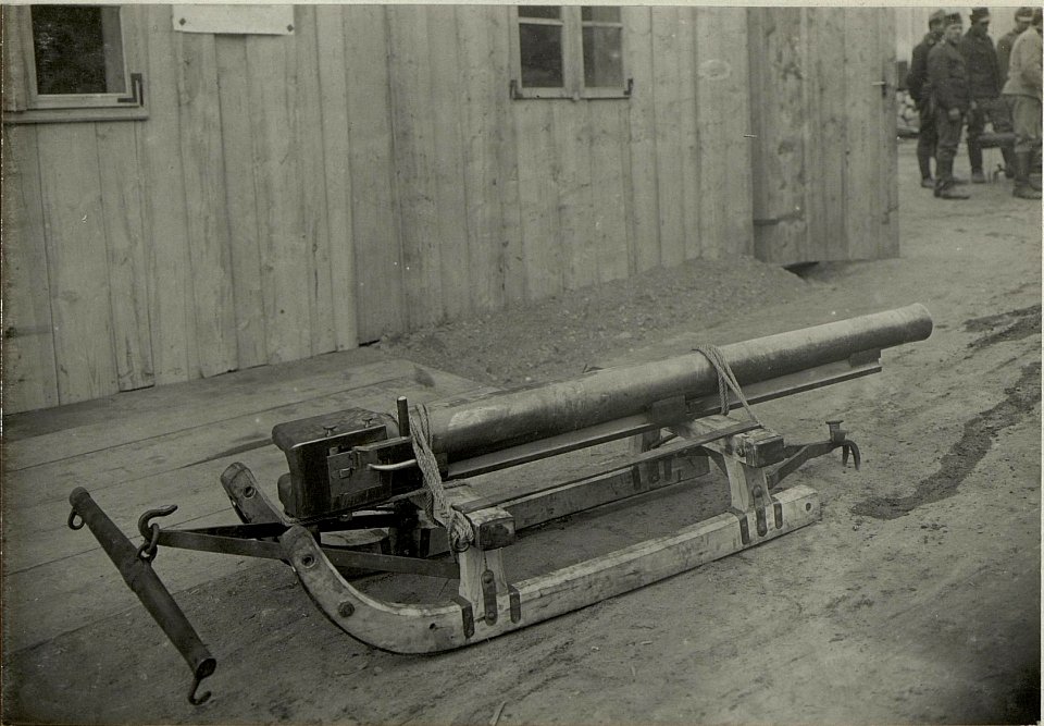 Transport eines 8 cm Feldgeschützes, zerlegt und auf Schlitten montiert. (BildID 15467906)