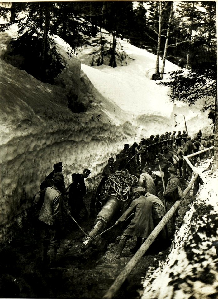 Transport eines 24cm Mörsers über die Nassfelsstrasse. (BildID 15500484)