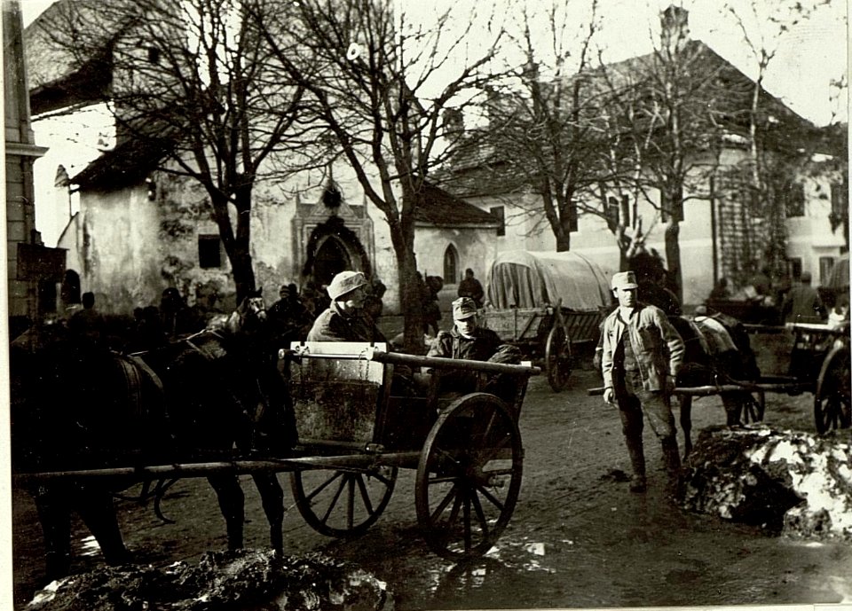 Transport Verwundeter in zweiräderigen Gebirgskarren in Mauthen (BildID 15463583)