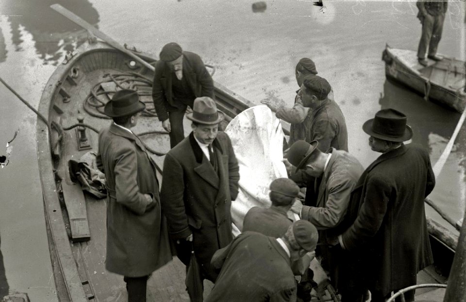 Traslado de una víctima de naufragio al puerto de San Sebastián (5 de 6) - Fondo Car-Kutxa Fototeka