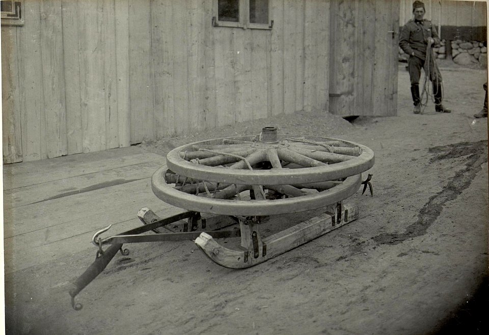 Transport eines 8 cm Feldgeschützes, zerlegt und auf Schlitten montiert. (BildID 15467920)
