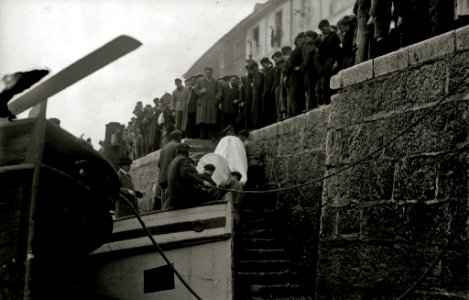 Traslado de una víctima de naufragio al puerto de San Sebastián (2 de 6) - Fondo Car-Kutxa Fototeka