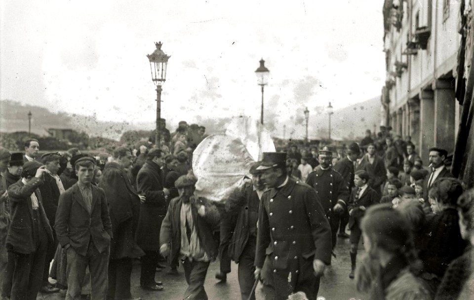 Traslado de una víctima de naufragio al puerto de San Sebastián (3 de 6) - Fondo Car-Kutxa Fototeka