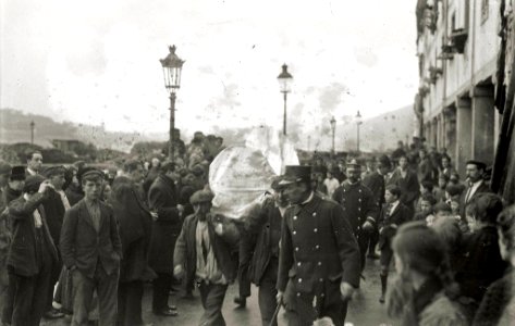 Traslado de una víctima de naufragio al puerto de San Sebastián (3 de 6) - Fondo Car-Kutxa Fototeka