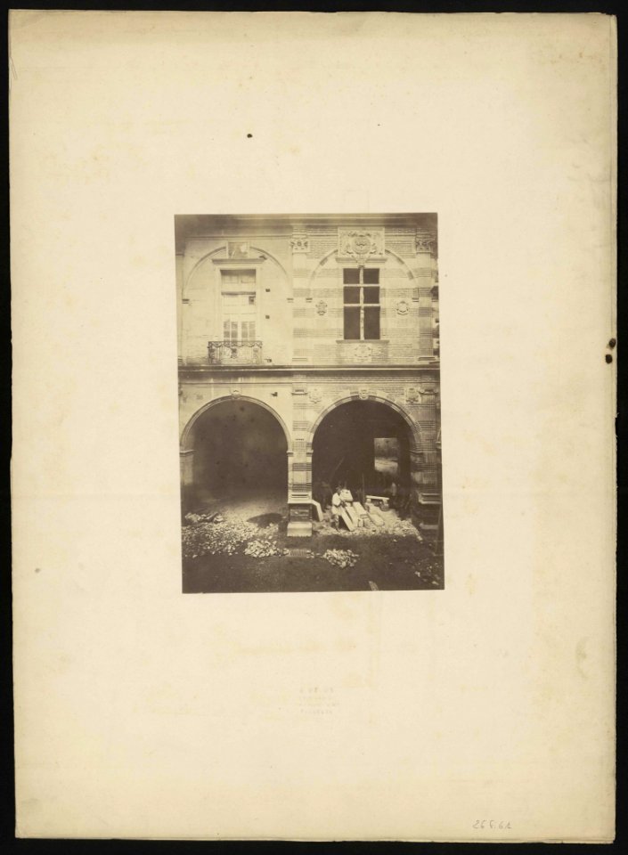 Travaux dans la cour Henri IV du Capitole. - FRAC31555 26Fi61