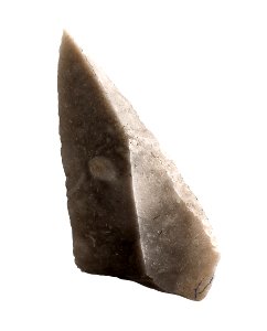 Trapezium in silex, 6000 tot 4000 VC, vindplaats- Lommel, collectie Gallo-Romeins Museum Tongeren, Lo 1078