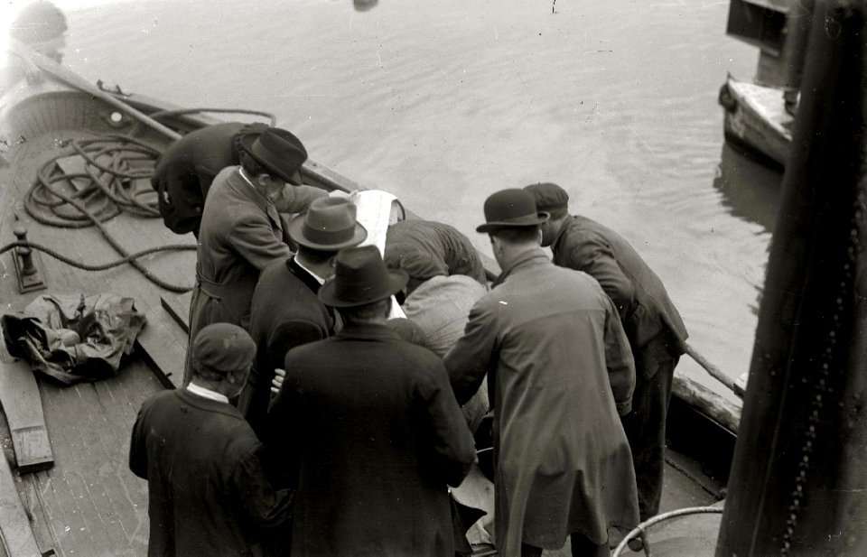 Traslado de una víctima de naufragio al puerto de San Sebastián (1 de 6) - Fondo Car-Kutxa Fototeka