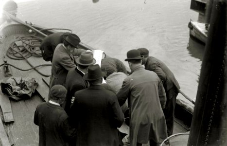 Traslado de una víctima de naufragio al puerto de San Sebastián (1 de 6) - Fondo Car-Kutxa Fototeka