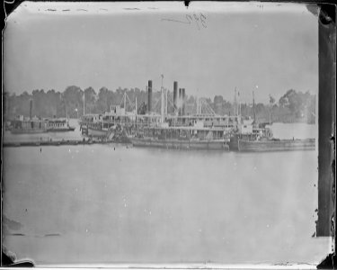 Transports landing supplies, Appomattox River - NARA - 524812