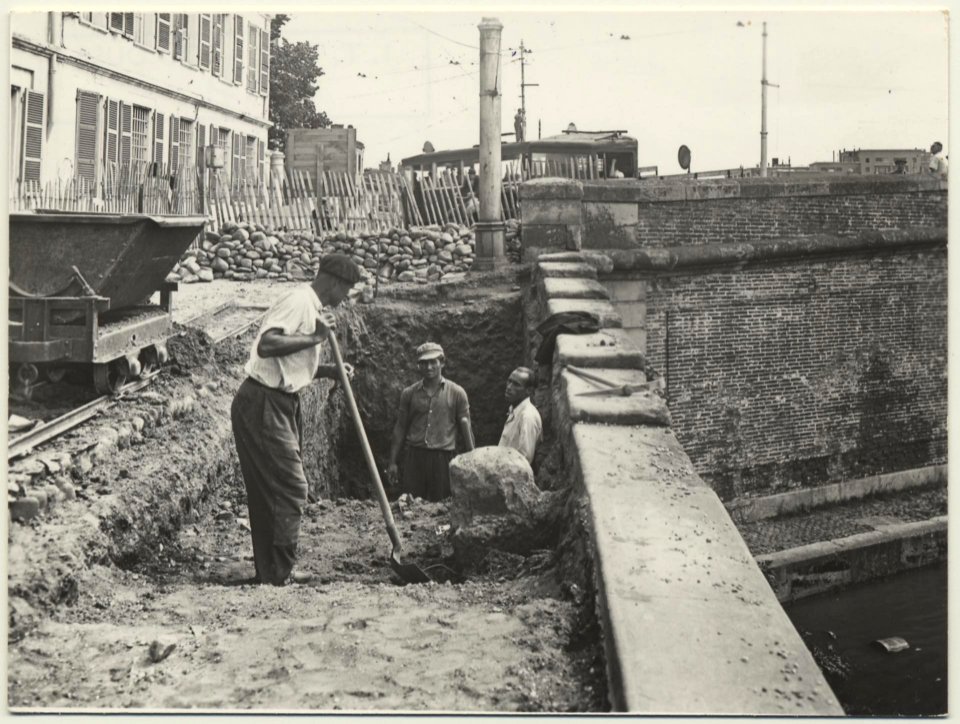 Travaux sur les berges du canal, au pont de Guilheméry sic. - FRAC31555 1Fi0834