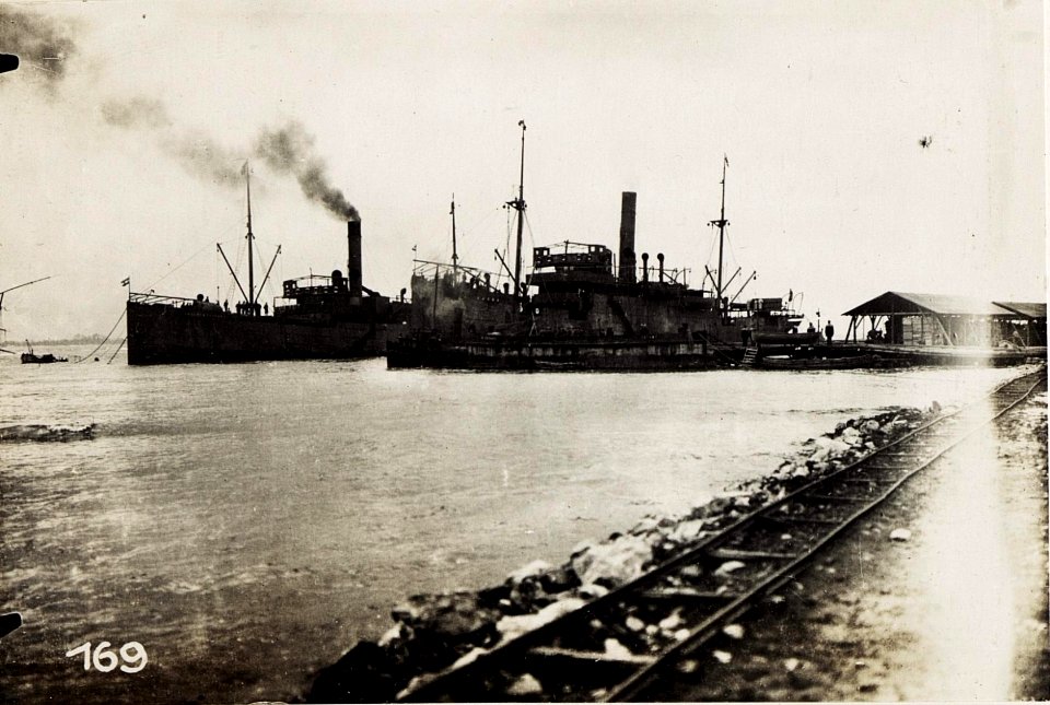 Transportschiffe in Hafen von San Giovanni di Medua. (BildID 15571217)
