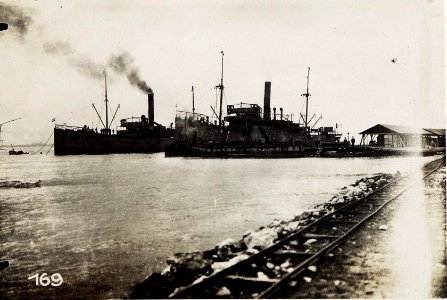 Transportschiffe in Hafen von San Giovanni di Medua. (BildID 15571217) photo